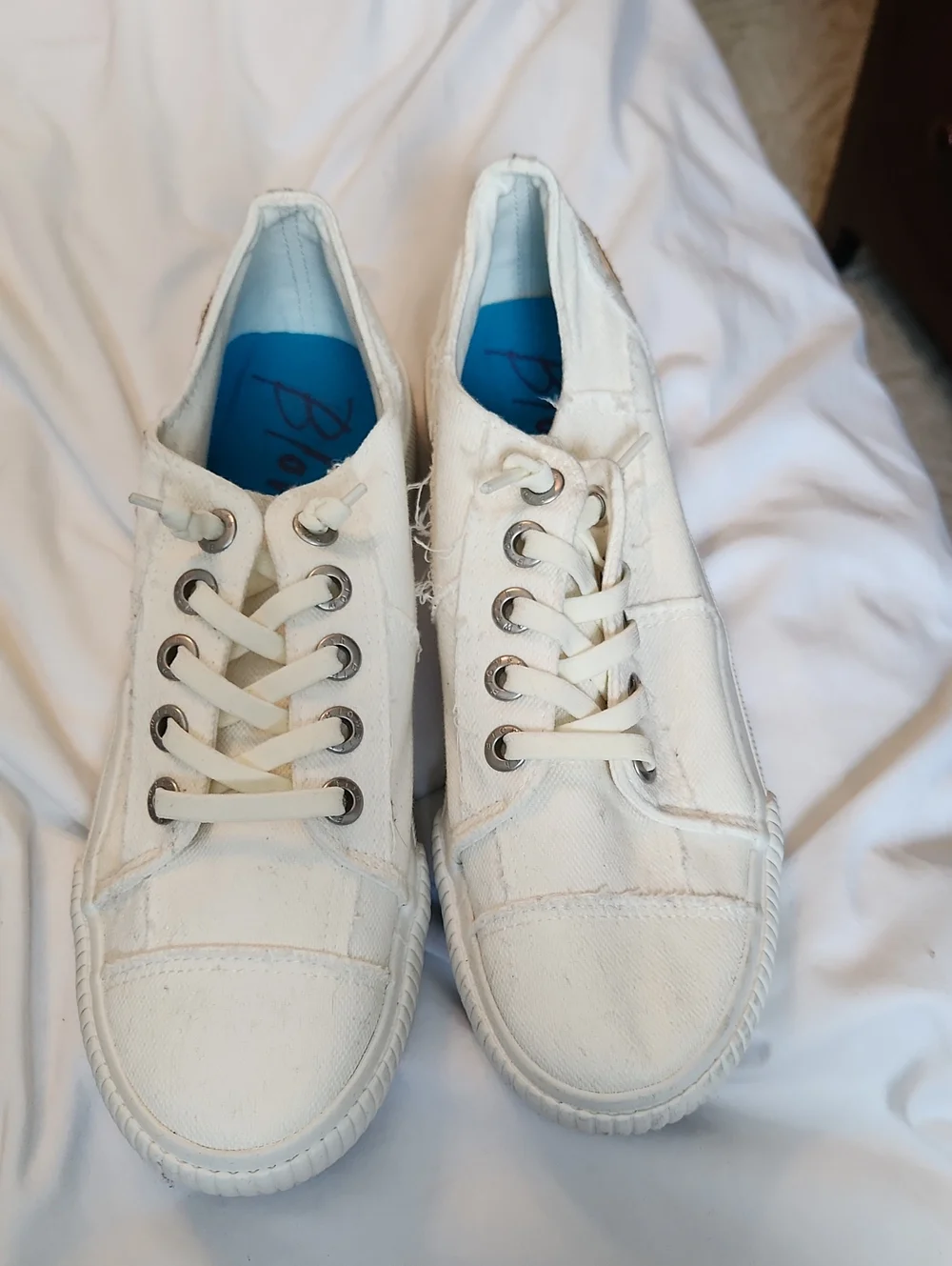 Blowfish White Canvas Low-Top Sneakers with Blue Insole